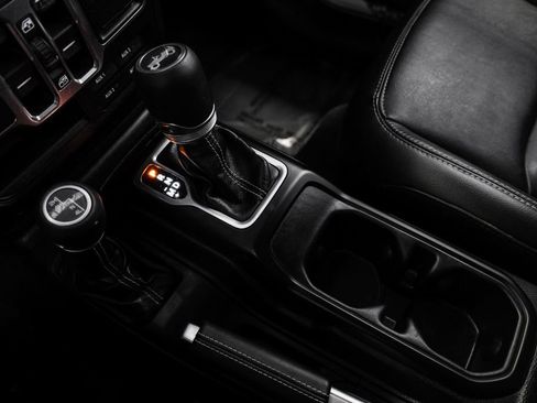 Used 2018 Jeep Wrangler Unlimited Sahara AWD/4WD image 27