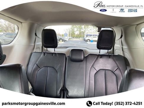 Used 2024 Chrysler Pacifica Touring-L image 12