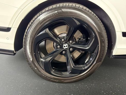 Used 2024 Bentley Bentayga Plug-In Hybrid image 18