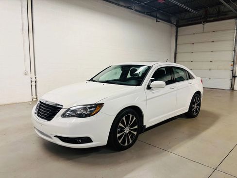 Used 2013 Chrysler 200 Touring w/ S Exterior Appearance Pkg FWD image 2