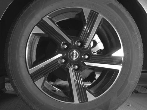 Used 2025 Nissan Sentra SV FWD image 14
