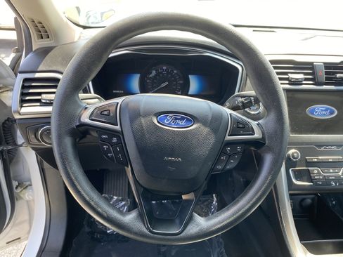 Used 2019 Ford Fusion SE FWD image 22