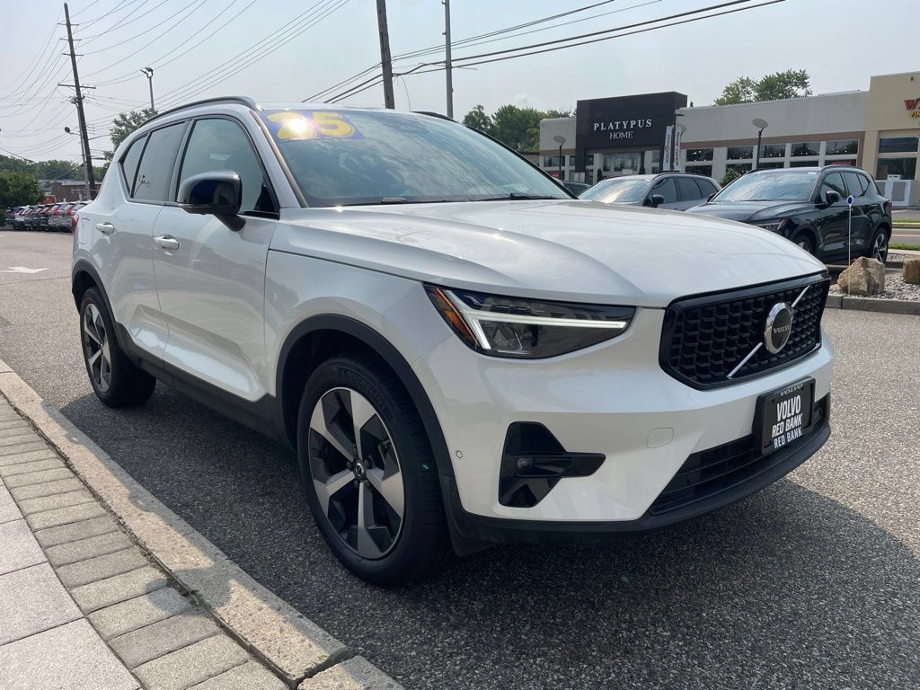 Used 2025 Volvo XC40 B5 Plus AWD/4WD image 7