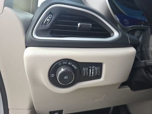 Used 2024 Chrysler Pacifica Touring-L image 24