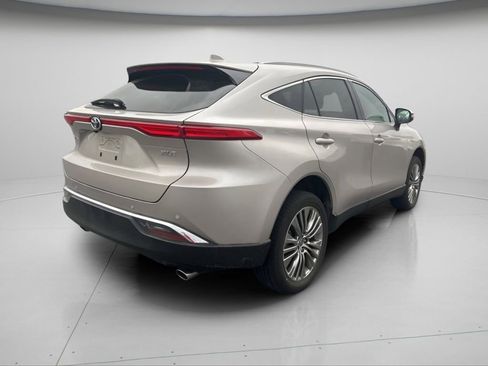 Used 2024 Toyota Venza XLE image 4