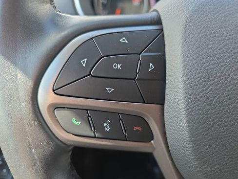 Used 2020 Jeep Cherokee Latitude Plus w/ Cold Weather Group AWD/4WD image 16