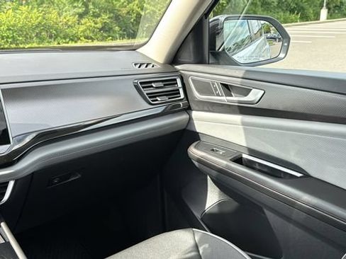 Used 2025 Volkswagen Atlas Peak Edition SE AWD/4WD image 24