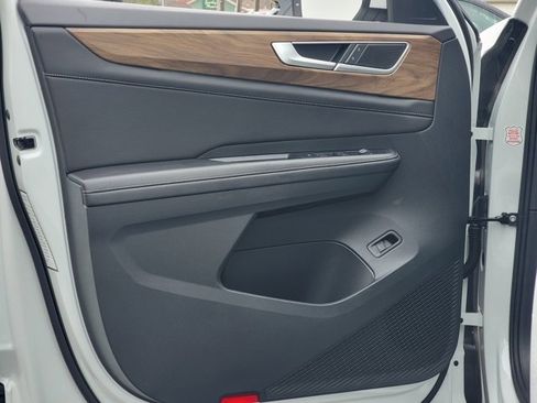 Used 2025 Volkswagen Atlas SE image 21