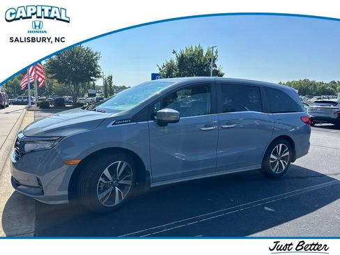 Used 2023 Honda Odyssey Touring image 1