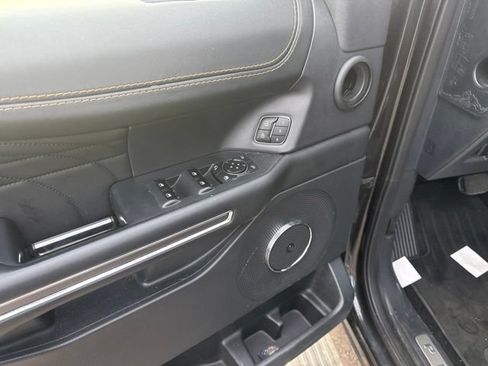 Used 2023 Ford Expedition Platinum AWD/4WD image 9