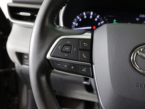 Used 2021 Toyota Highlander XLE AWD/4WD image 32
