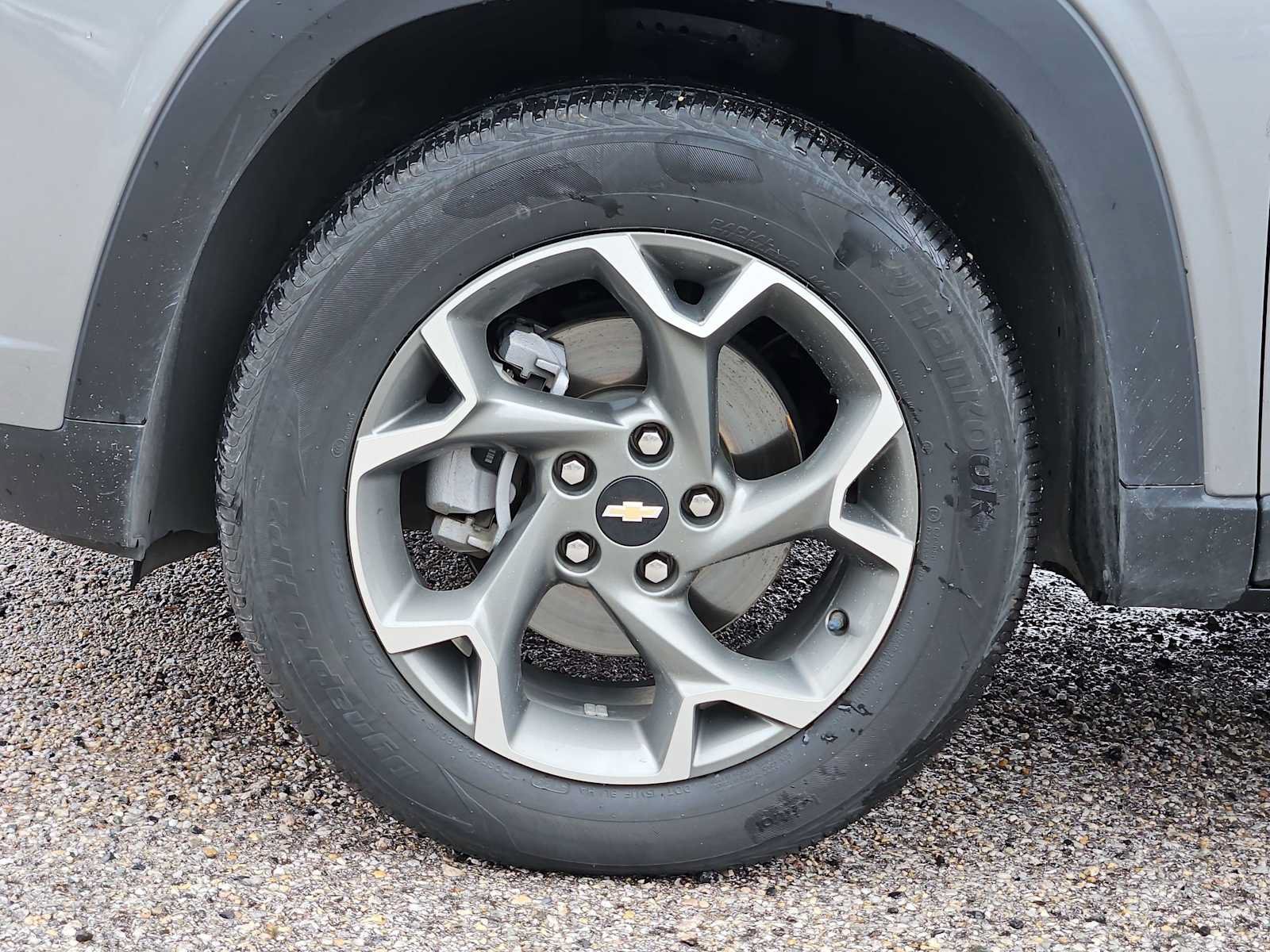 Used 2025 Chevrolet Trax LT FWD image 12