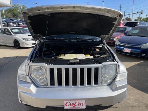 Used 2012 Jeep Liberty Sport image 7