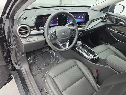 Used 2025 Chevrolet Trax ACTIV FWD image 16