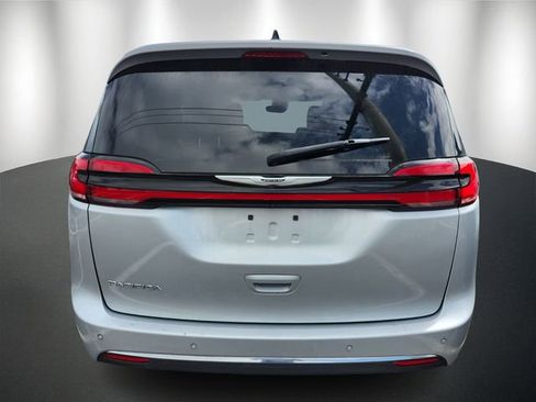 Used 2023 Chrysler Pacifica Touring-L image 5