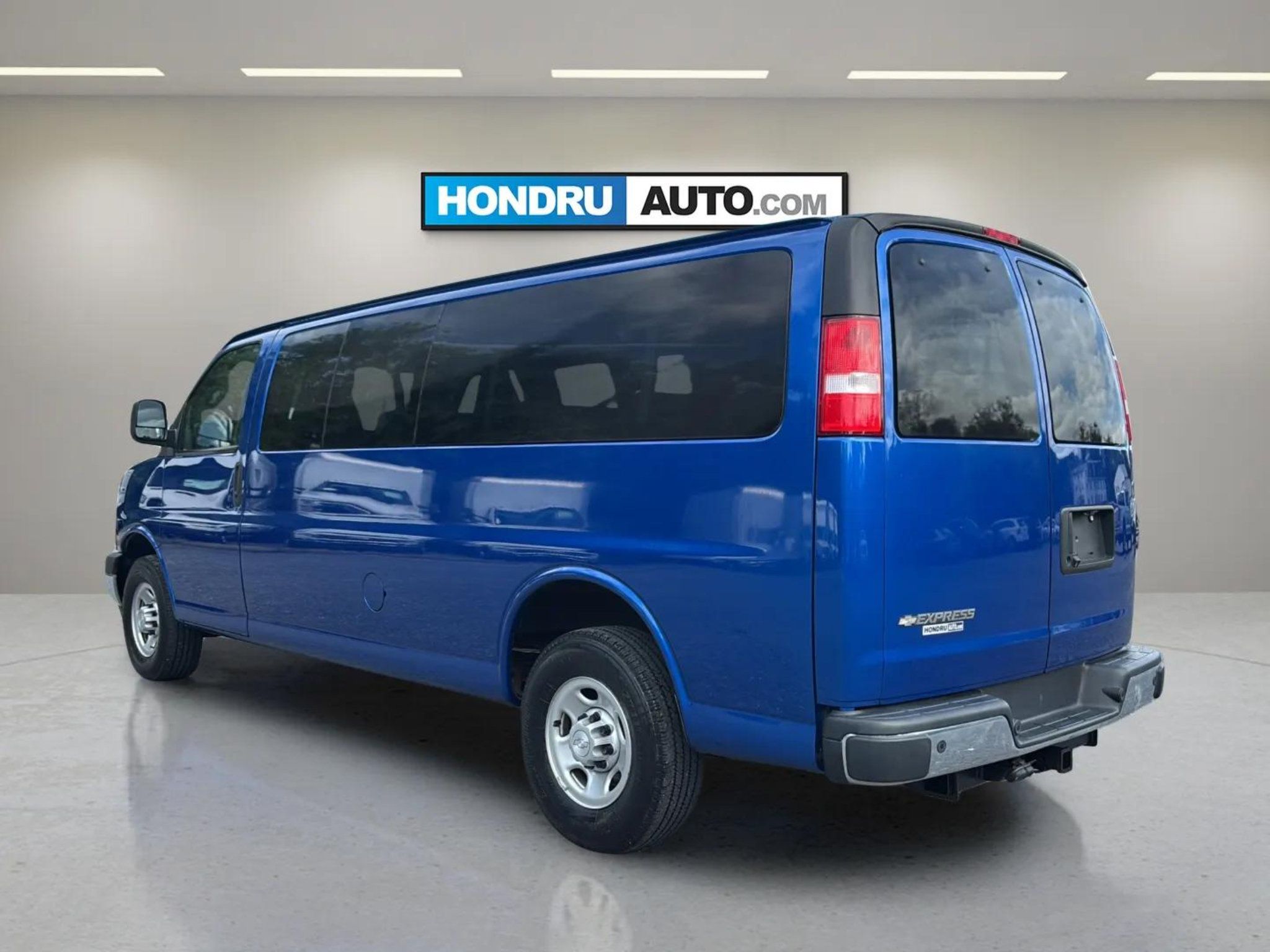 Used 2019 Chevrolet Express 3500 LS w/ Chrome Appearance Package RWD image 3