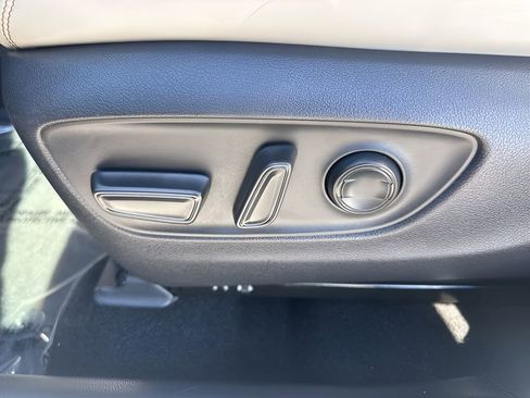 Used 2019 Toyota RAV4 Limited image 10