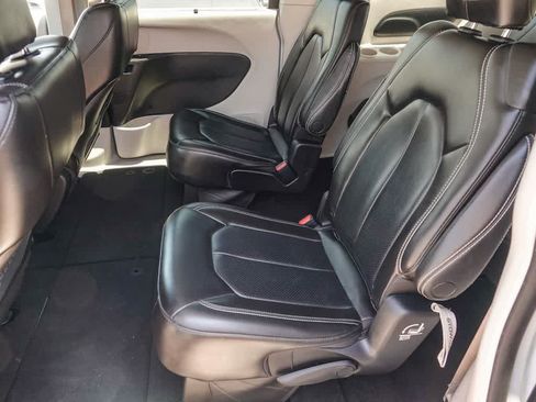 Certified 2023 Chrysler Pacifica Touring-L FWD image 17