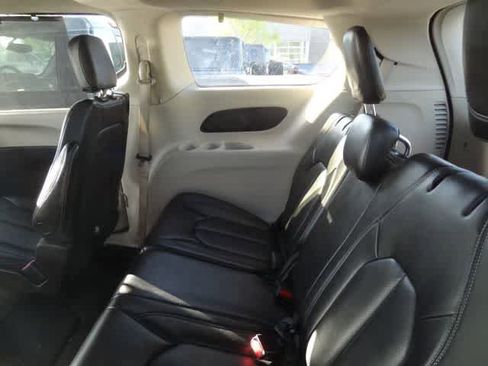 Used 2023 Chrysler Pacifica Touring-L image 7