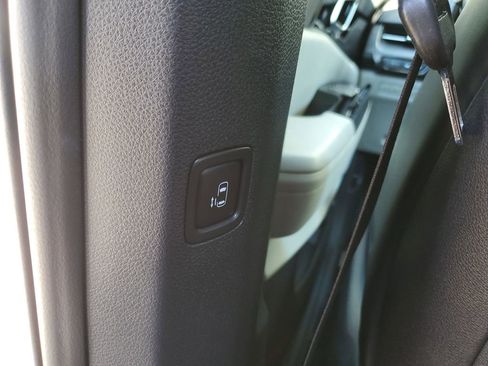 Used 2024 Kia Carnival EX image 16