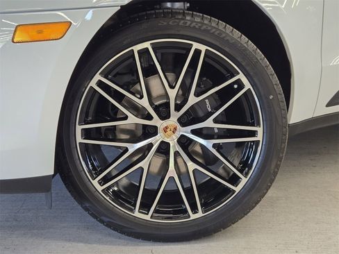 Used 2025 Porsche Macan Base image 24