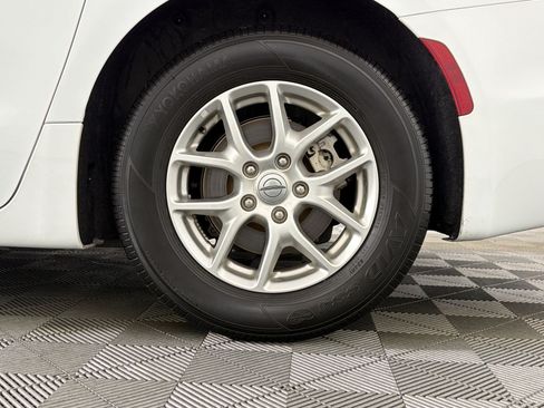 Used 2024 Chrysler Pacifica Touring-L FWD image 11