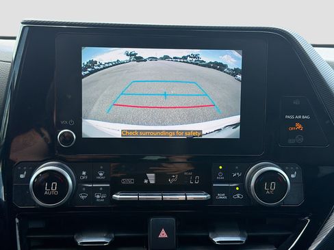 Used 2023 Toyota Highlander FWD image 35