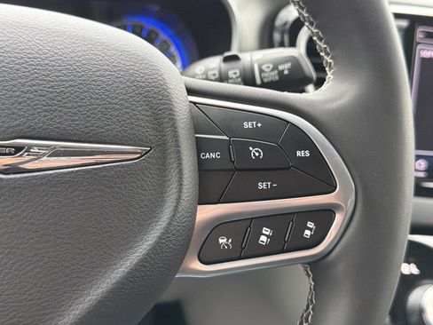Used 2023 Chrysler Pacifica Touring-L FWD image 17