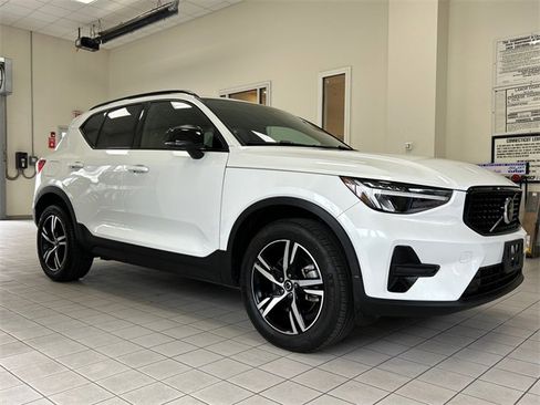 Certified 2024 Volvo XC40 B5 Core image 1