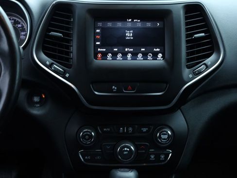 Used 2019 Jeep Cherokee Latitude Plus w/ Cold Weather Group image 6