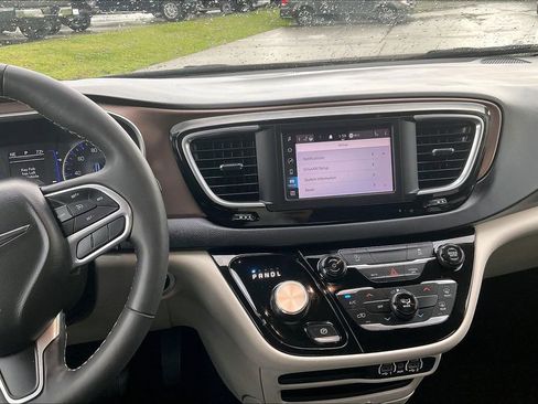 Used 2023 Chrysler Voyager LX FWD image 6