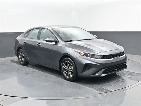 Used 2023 Kia Forte LXS image 3