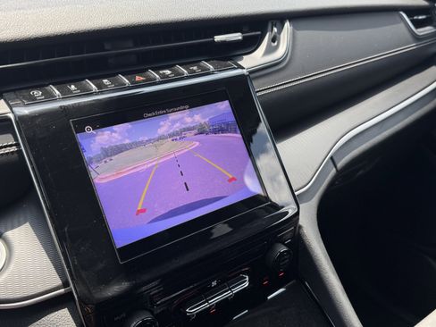 Used 2023 Jeep Grand Cherokee L Laredo image 18