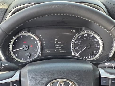 Used 2024 Toyota Highlander XLE FWD image 10