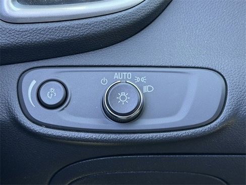 Used 2022 Chevrolet Trax LT w/ LT Convenience Package image 21