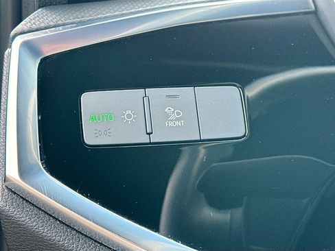 Used 2025 Audi Q3 2.0T Premium image 35