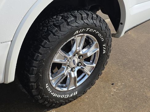 Used 2016 Ford F150 Lariat image 10