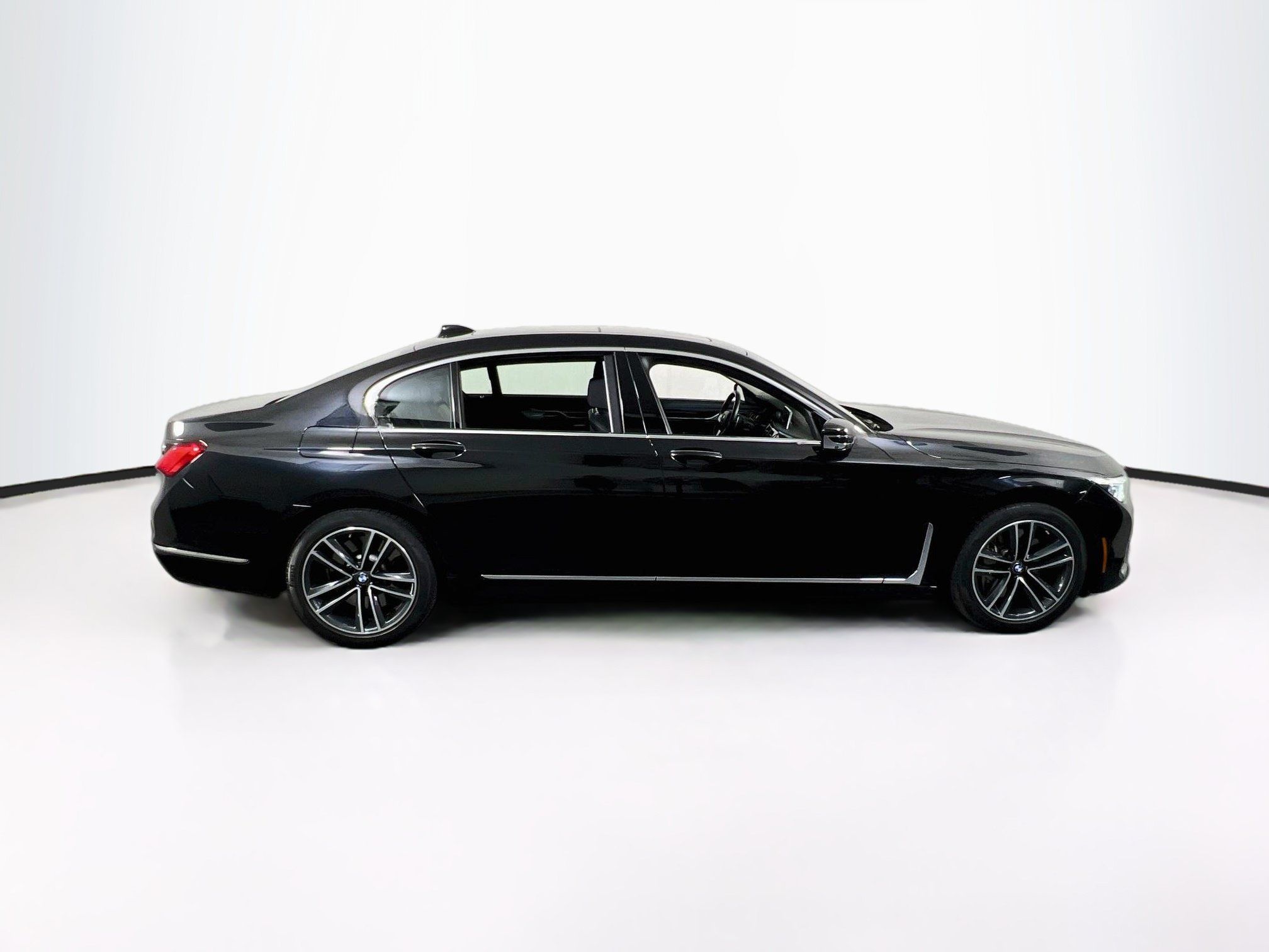 Used 2022 BMW 750i xDrive w/ Executive Package AWD/4WD image 4