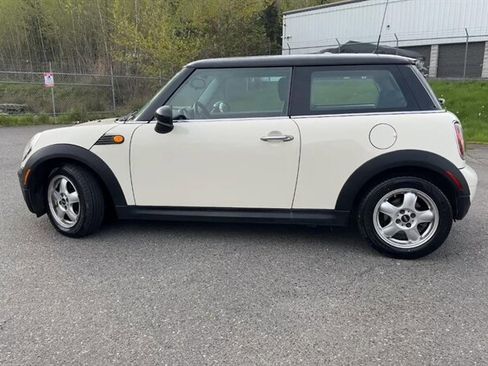 Used 2010 MINI Cooper Hardtop FWD image 2