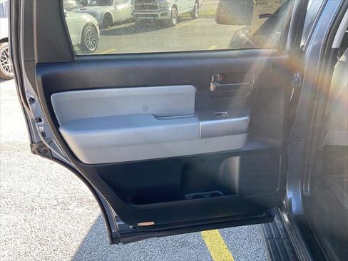 Used 2018 Toyota Sequoia SR5 image 31