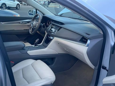 Used 2017 Cadillac XT5 Luxury image 36