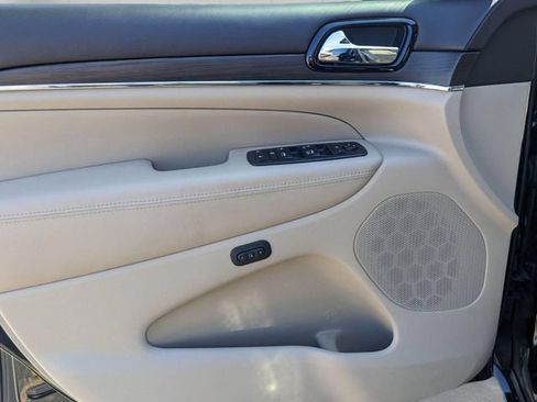 Used 2019 Jeep Grand Cherokee Overland AWD/4WD image 15