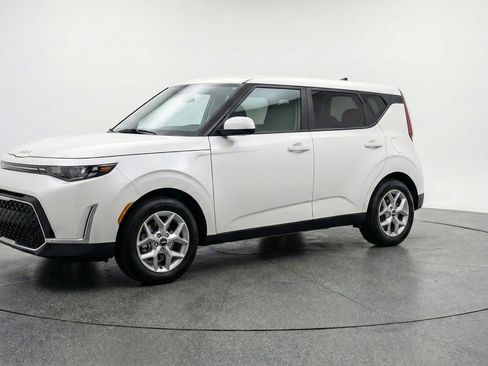 Used 2025 Kia Soul LX w/ LX Technology Package FWD image 3