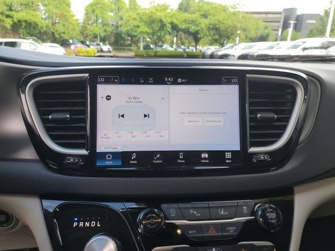 Used 2024 Chrysler Pacifica Touring-L FWD image 25