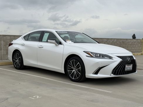 Certified 2023 Lexus ES 300h w/ Premium Package image 2