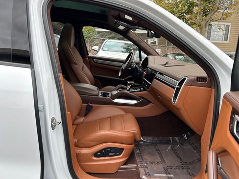 Used 2022 Porsche Cayenne Turbo S w/ Assistance Package image 22