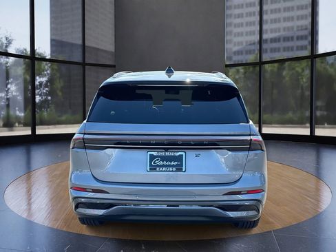 Used 2025 Lincoln Nautilus Reserve w/ Jet Appearance Package image 3