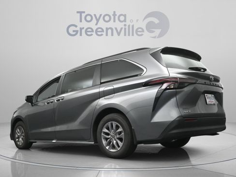 Used 2026 Toyota Sienna XLE FWD image 8
