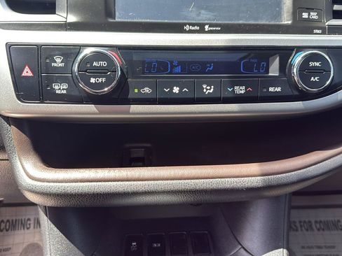 Used 2015 Toyota Highlander XLE FWD image 25