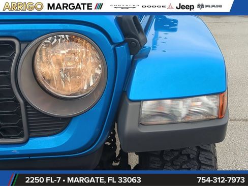 Used 2024 Jeep Gladiator Sport AWD/4WD image 11